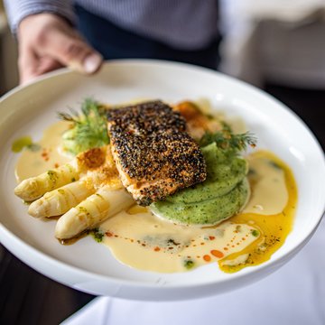 Gudruns Blog: alles über Sterzing, übers Wandern, über Tirol Gegrilltes Lachsfilet mit weißem Spargel und Sauce auf weißem Teller