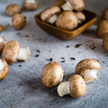 Gudrun in Gossensass: Hotel mit Herz Braune und weiße Champignons auf einer Arbeitsfläche und in einer Schale