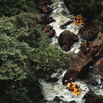 Gudruns Blog: alles über Sterzing, übers Wandern, über Tirol Zwei Boote mit Menschen auf einem wilden Fluss in einem dichten grünen Wald