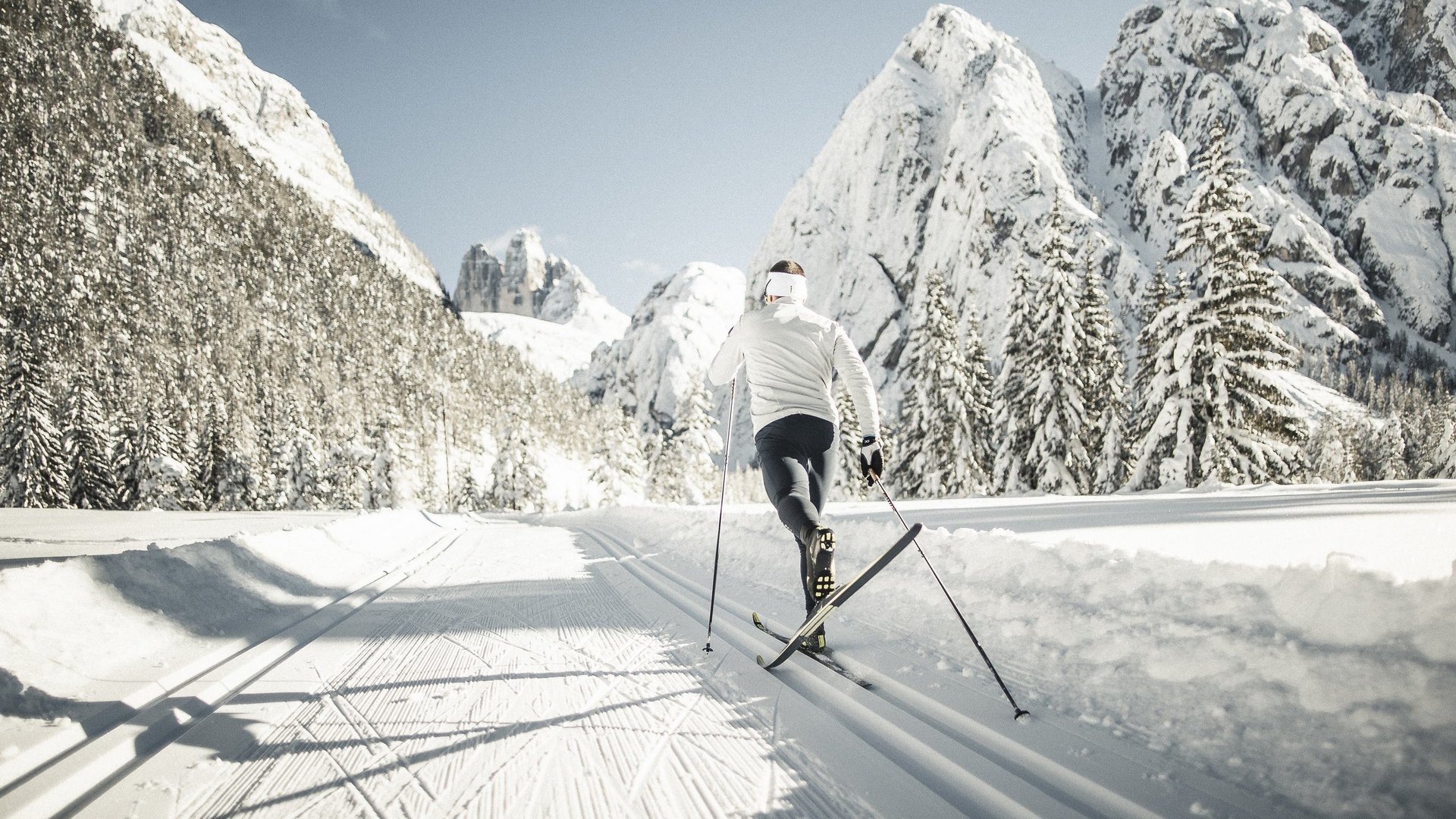 Das Skigebiet Ladurns und andere Winter-Highlights Skilangläufer fährt auf einer präparierten Loipe in verschneiter Berglandschaft