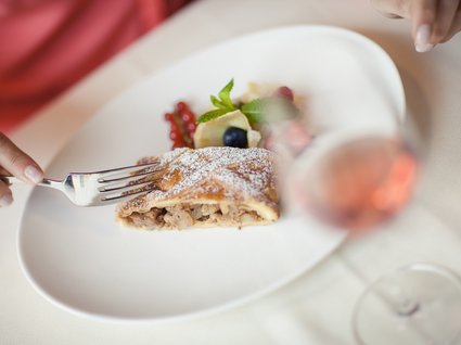 Home Fetta di torta con zucchero a velo e frutti freschi su piatto bianco