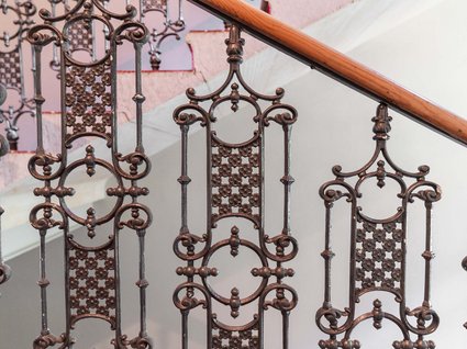 Gudrun in Gossensass: hotel with heart Decorative wrought iron stair railing with wooden handrail