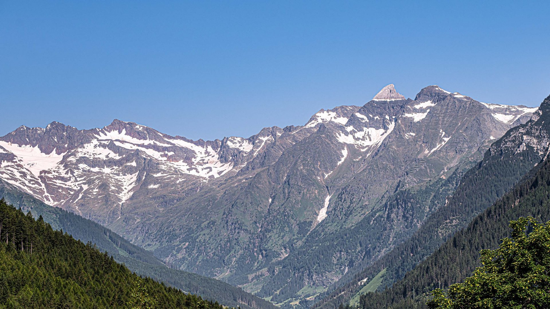 Hotel nahe Pflerschtal: Lage und Anreise Bergpanorama mit schneebedeckten Gipfeln unter klarem blauem Himmel