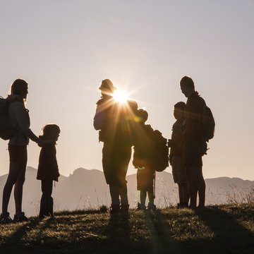 Gudruns Blog: alles über Sterzing, übers Wandern, über Tirol Silhouetten einer Familie mit Rucksäcken bei Sonnenuntergang in den Bergen
