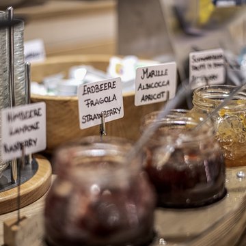 Gudruns Blog: alles über Sterzing, übers Wandern, über Tirol Verschiedene Marmeladen und Beschilderungen auf einem Holztablett