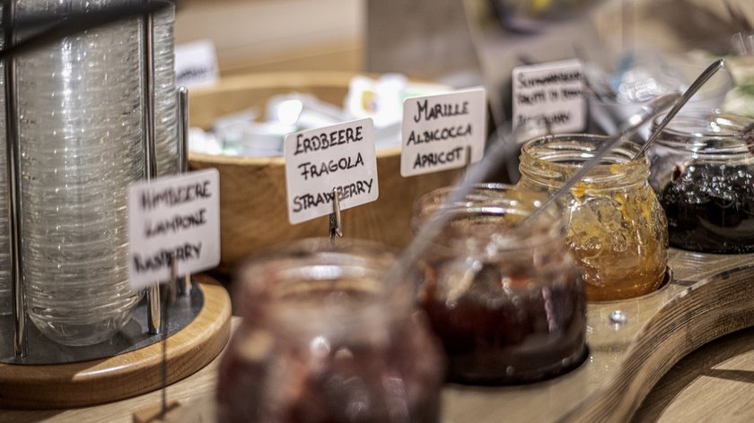 Gudrun shoppt lokal: Südtiroler Qualitätsprodukte Verschiedene Marmeladen und Beschilderungen auf einem Holztablett