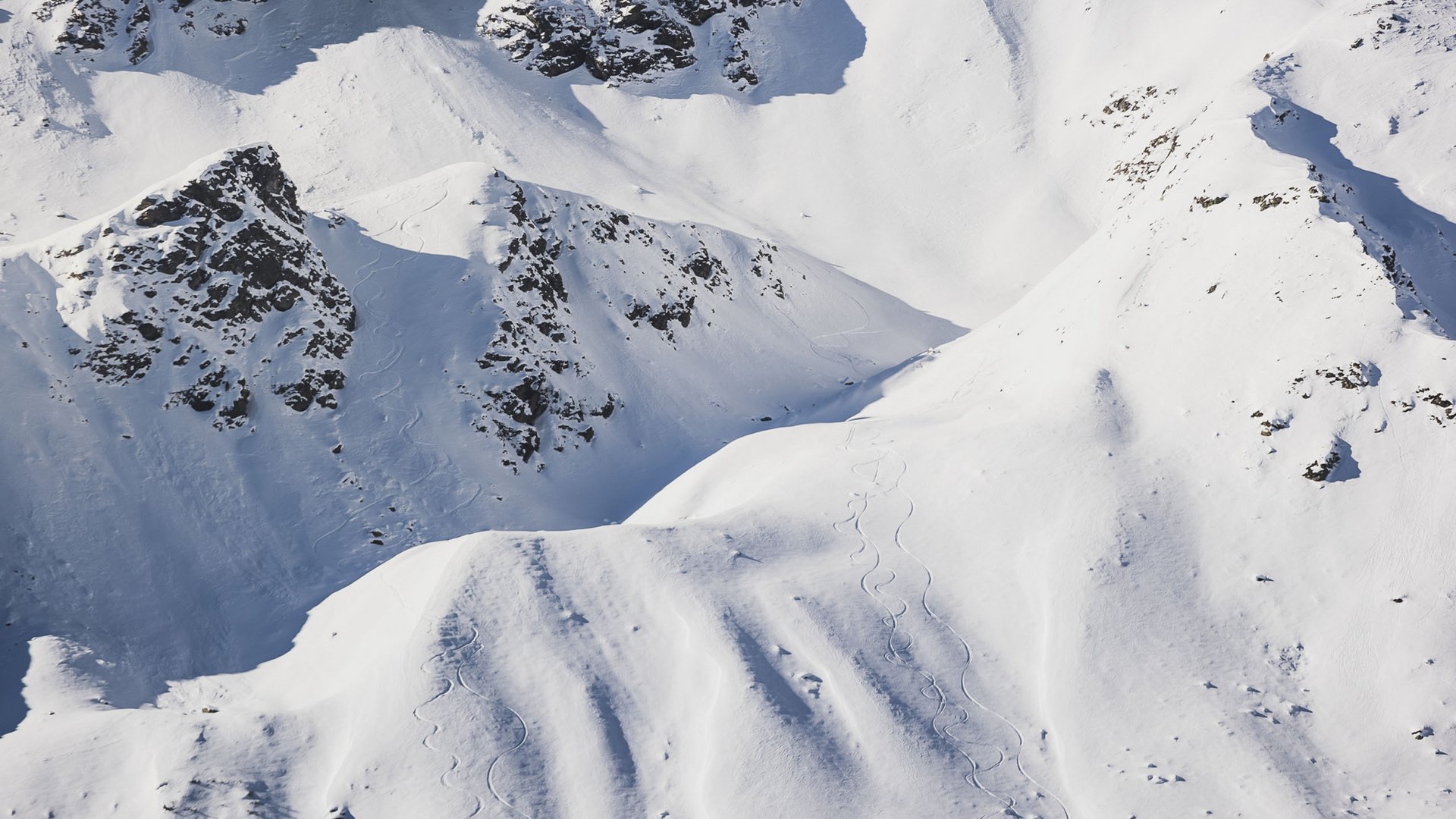Hotel near Val di Fleres/Pflerschtal: location and arrival Snow-covered mountains with ski tracks on the slopes