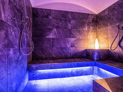 Rilassarsi da Gudrun Bagno turco moderno con illuminazione blu e viola e lampada di sale
