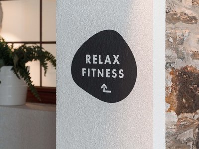 Hotel a Colle Isarco: benvenuti da Gudrun! Parete con nuova segnaletica per Relax Fitness