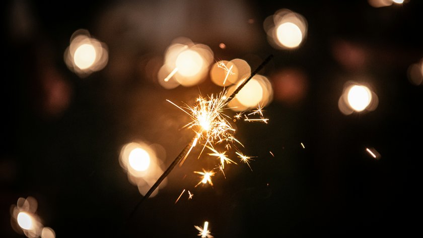 All’Hotel Gudrun Stella filante scintillante con luci sfocate sullo sfondo in ambiente scuro