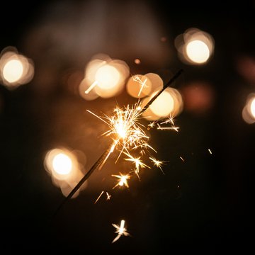 Soggiorno a Colle Isarco: le info più importanti Stella filante scintillante con luci sfocate sullo sfondo in ambiente scuro