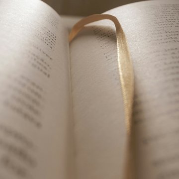 Home Libro aperto con un segnalibro al centro delle pagine