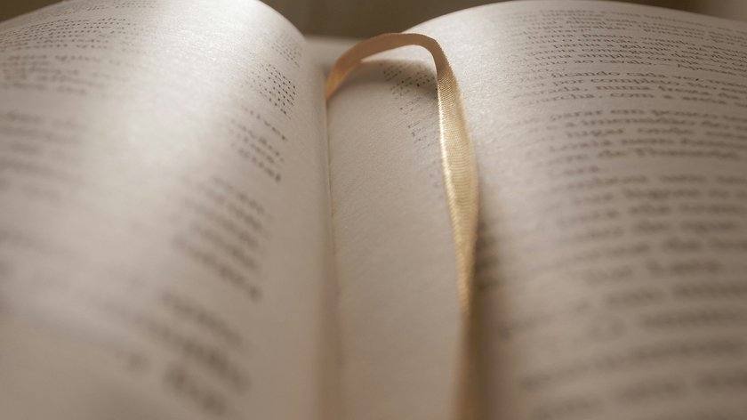 Festa del Ringraziamento a Vipiteno Libro aperto con un segnalibro al centro delle pagine