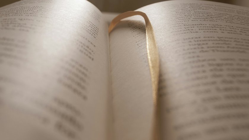 Wenn Literatur auf Berge trifft Geöffnetes Buch mit einem Lesezeichen in der Seitenmitte