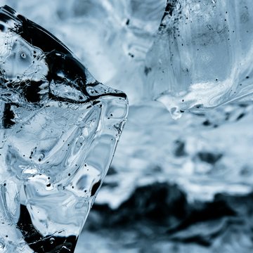 Home Primo piano di ghiaccio trasparente con luce blu