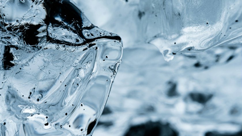 Val di Fleres Primo piano di ghiaccio trasparente con luce blu