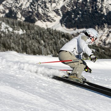Gudruns Blog: alles über Sterzing, übers Wandern, über Tirol Person fährt Ski auf schneebedecktem Berghang bei klarem Wetter