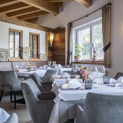 Gudrun's holiday apartments: real freedom on holiday Elegant restaurant with set tables and comfortable chairs