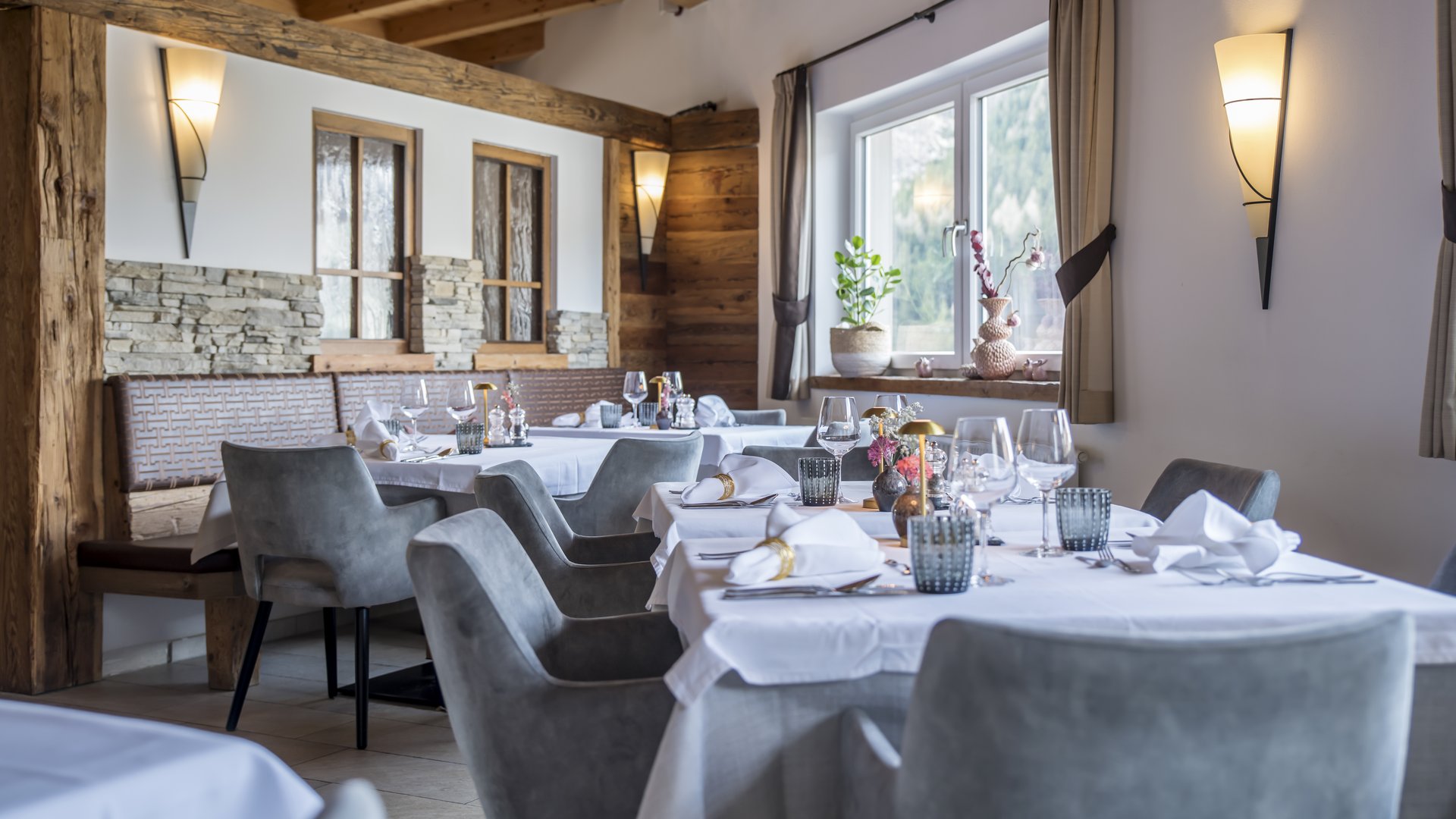 Gudrun in Gossensass: hotel with heart Elegant restaurant with set tables and comfortable chairs