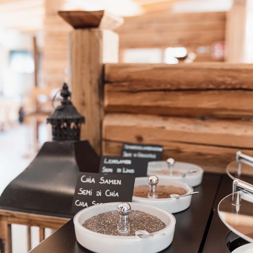 Gudrun's holiday apartments: real freedom on holiday Bowls of chia seeds on a wooden buffet table