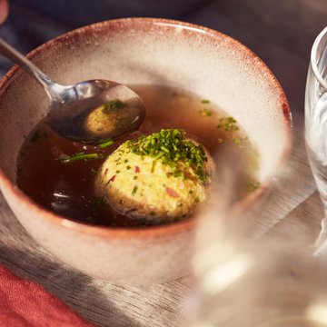 Gudruns Blog: alles über Sterzing, übers Wandern, über Tirol Frische Suppe mit Knödel und Schnittlauch in einer Schale