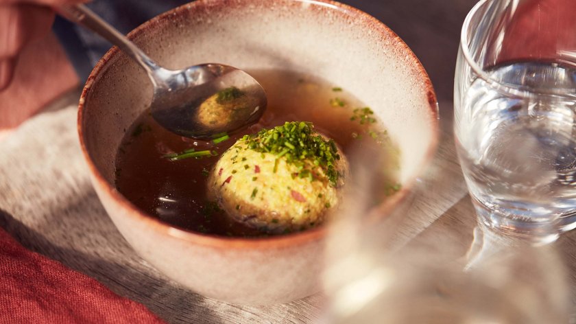 La cucina di Gudrun Zuppa fresca con canederlo e erba cipollina in una ciotola