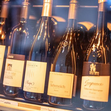 Gudruns Blog: alles über Sterzing, übers Wandern, über Tirol Verschiedene Weinflaschen in einem Weinkühler stehen nebeneinander