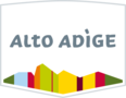Logo con scritta Alto Adige e forme colorate di montagne in basso