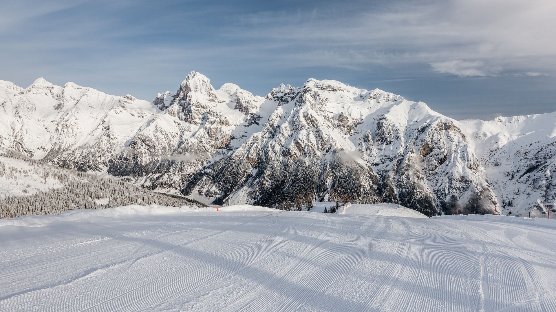 Gudrun in Gossensass: hotel with heart Freshly groomed ski slope with snowy mountains under blue sky