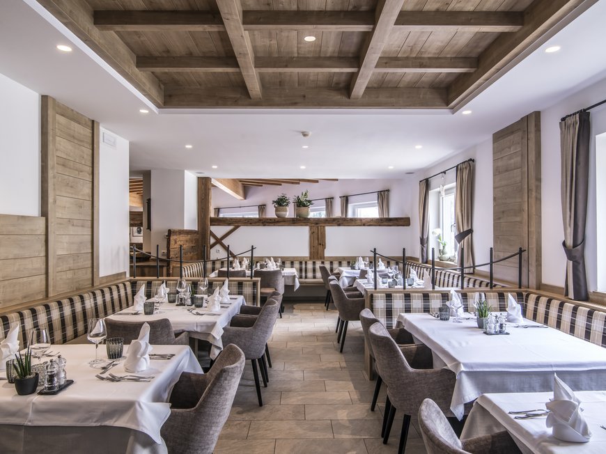 Hotel in Gossensass: welcome to Gudrun! Bright restaurant with wooden beam ceiling and tables set with white tablecloths