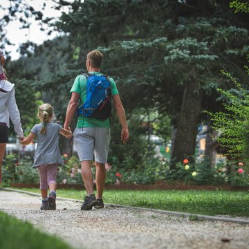 Gudruns Blog: alles über Sterzing, übers Wandern, über Tirol Familie mit zwei Kindern geht im Park auf einem Kiesweg spazieren