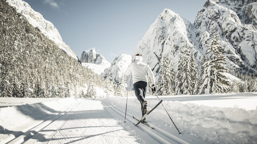 Gudrun entdeckt: Langlaufen im Pfitschtal Langläufer im weißen Anzug auf verschneiter Loipe vor Bergkulisse