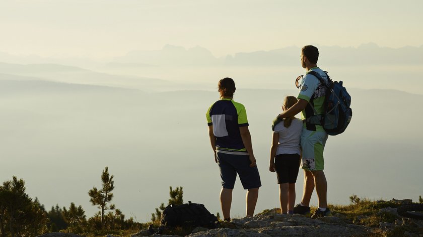 Escursione in Val di Fleres Tre persone guardano le montagne nebbiose dal monte al tramonto