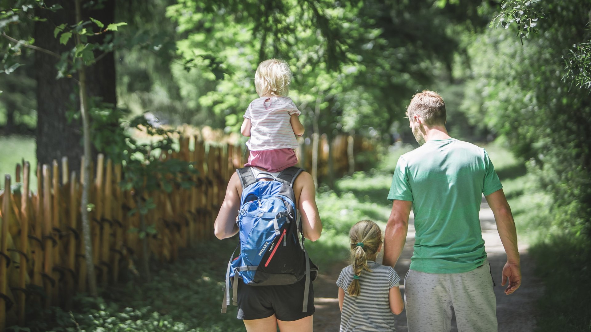 Gudrun in Gossensass: Hotel mit Herz Familie mit zwei Kindern wandert auf einem Waldpfad im Sommer
