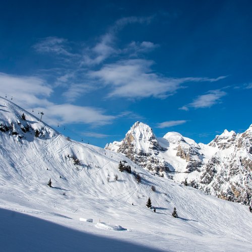Das Skigebiet Ladurns und andere Winter-Highlights Verschneite Berglandschaft mit Skilift und klar blauem Himmel