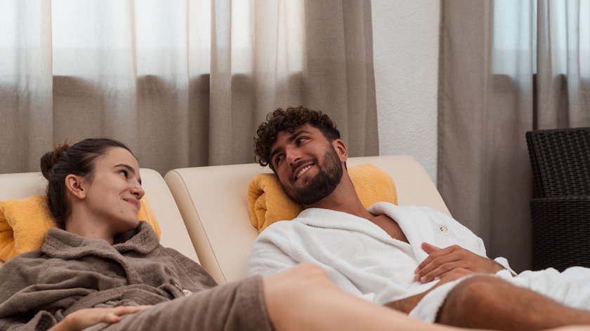 San Valentino da Gudrun Coppia rilassata in accappatoi su lettini in centro benessere
