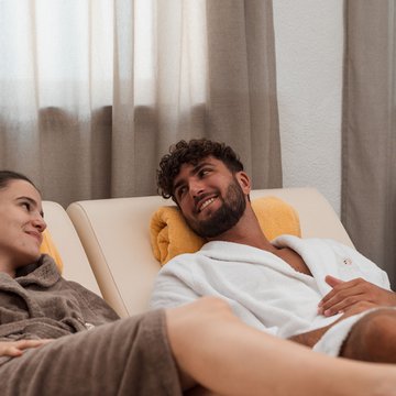 Gudruns Blog: alles über Sterzing, übers Wandern, über Tirol Paar entspannt sich in Bademänteln auf Liegen im Wellnessbereich