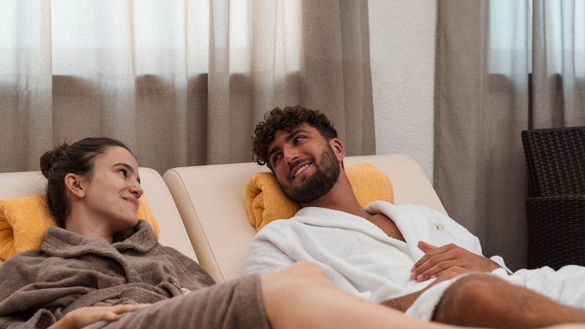 San Valentino da Gudrun Coppia rilassata in accappatoi su lettini in centro benessere