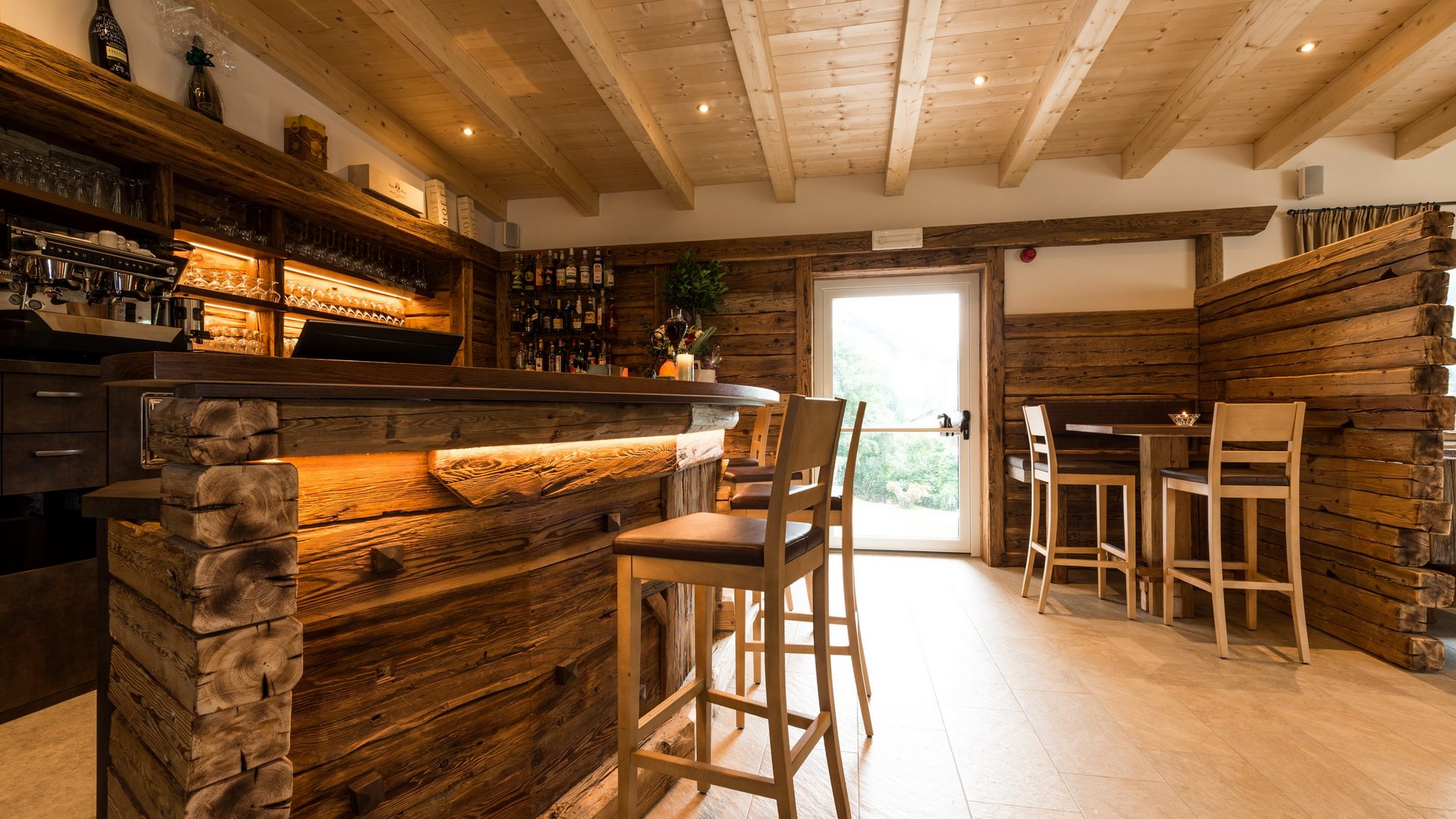 Gudrun in Gossensass: hotel with heart Rustic bar interior with wooden counter and chairs