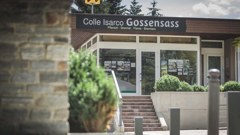Gudrun erinnert sich Eingang zum Gebäude Colle Isarco Gossensass mit Stufen und Büschen