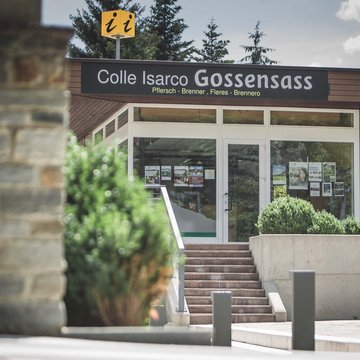 Gudruns Blog: alles über Sterzing, übers Wandern, über Tirol Eingang zum Gebäude Colle Isarco Gossensass mit Stufen und Büschen