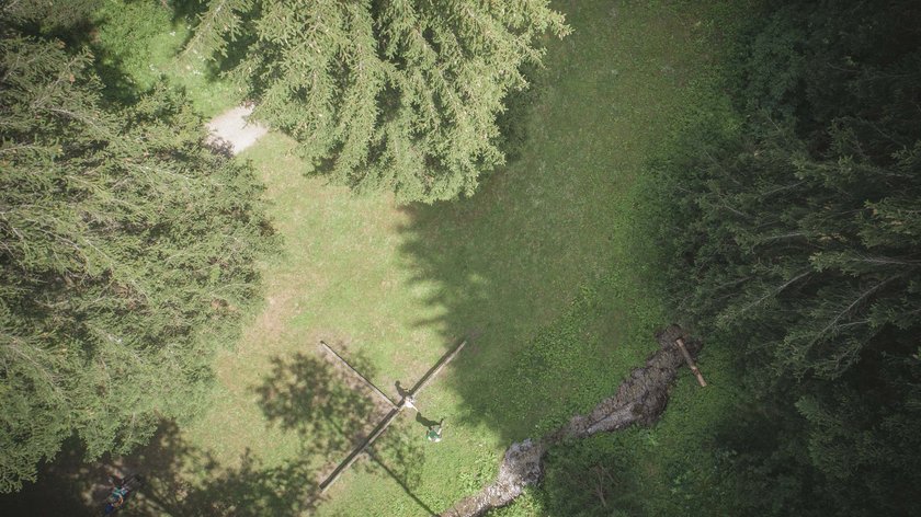 Gudrun vi consiglia due escursioni autunnali Vista aerea di una zona boschiva verde con piccolo ruscello e persone