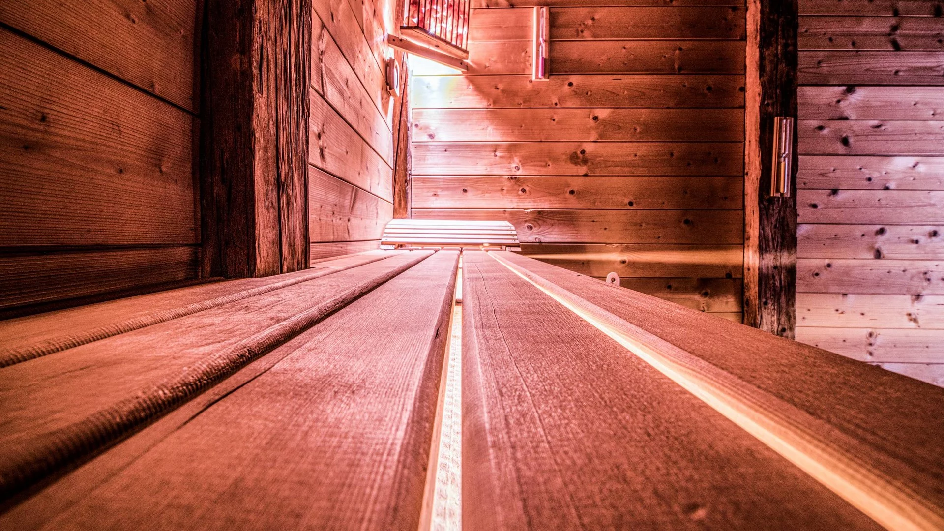 Home Interno di una sauna in legno con panca e luce a infrarossi