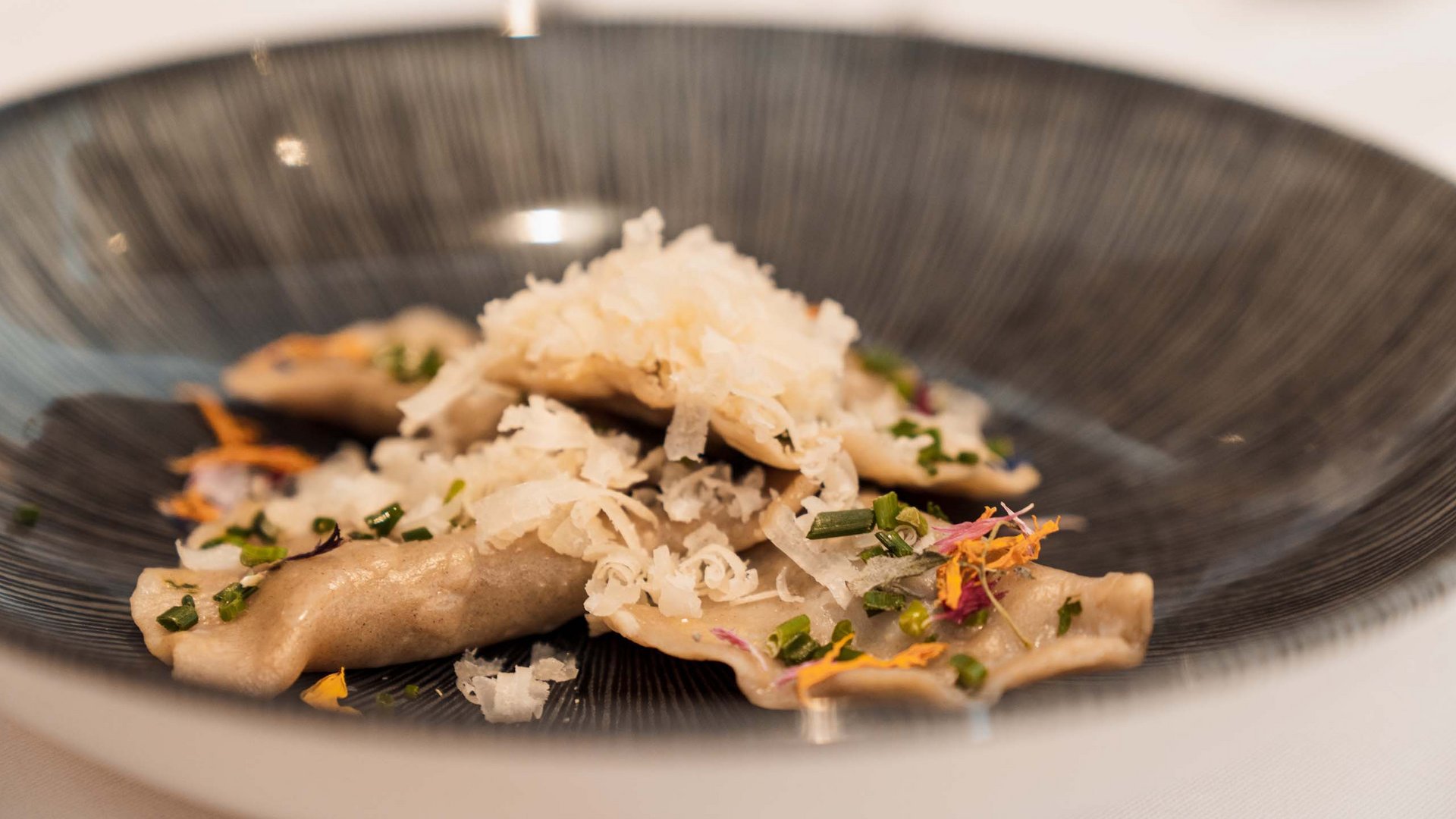 Unterkunft im Wipptal: Essen bei Gudrun Hausgemachte Ravioli mit Käse und Kräutern auf dekorativem Teller