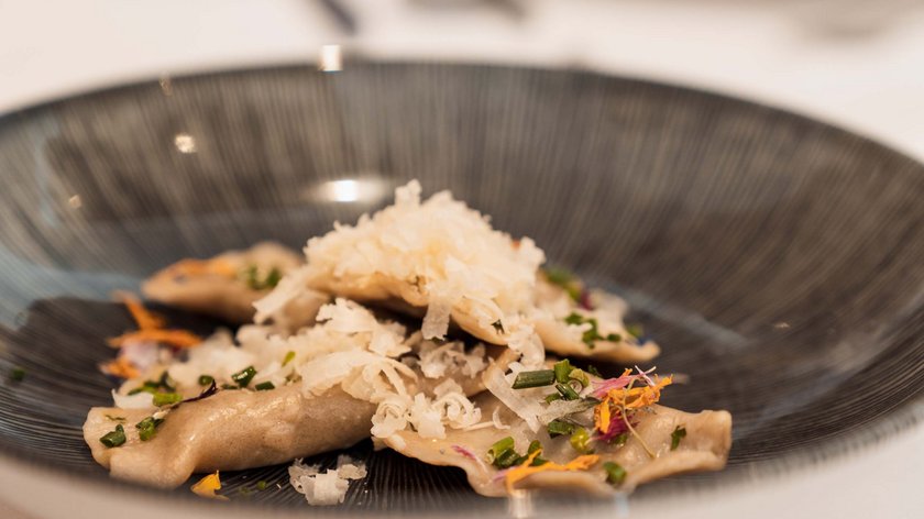 Gudrun kocht: Kartoffelteigtaschen mit Kürbisfüllung Hausgemachte Ravioli mit Käse und Kräutern auf dekorativem Teller