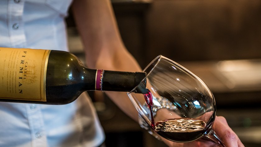 Gudrun oggi vi parla della vendemmia in Alto Adige Vino rosso versato in un bicchiere