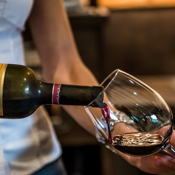 Gudruns Blog: alles über Sterzing, übers Wandern, über Tirol Rotes Wein wird in ein Glas eingeschenkt