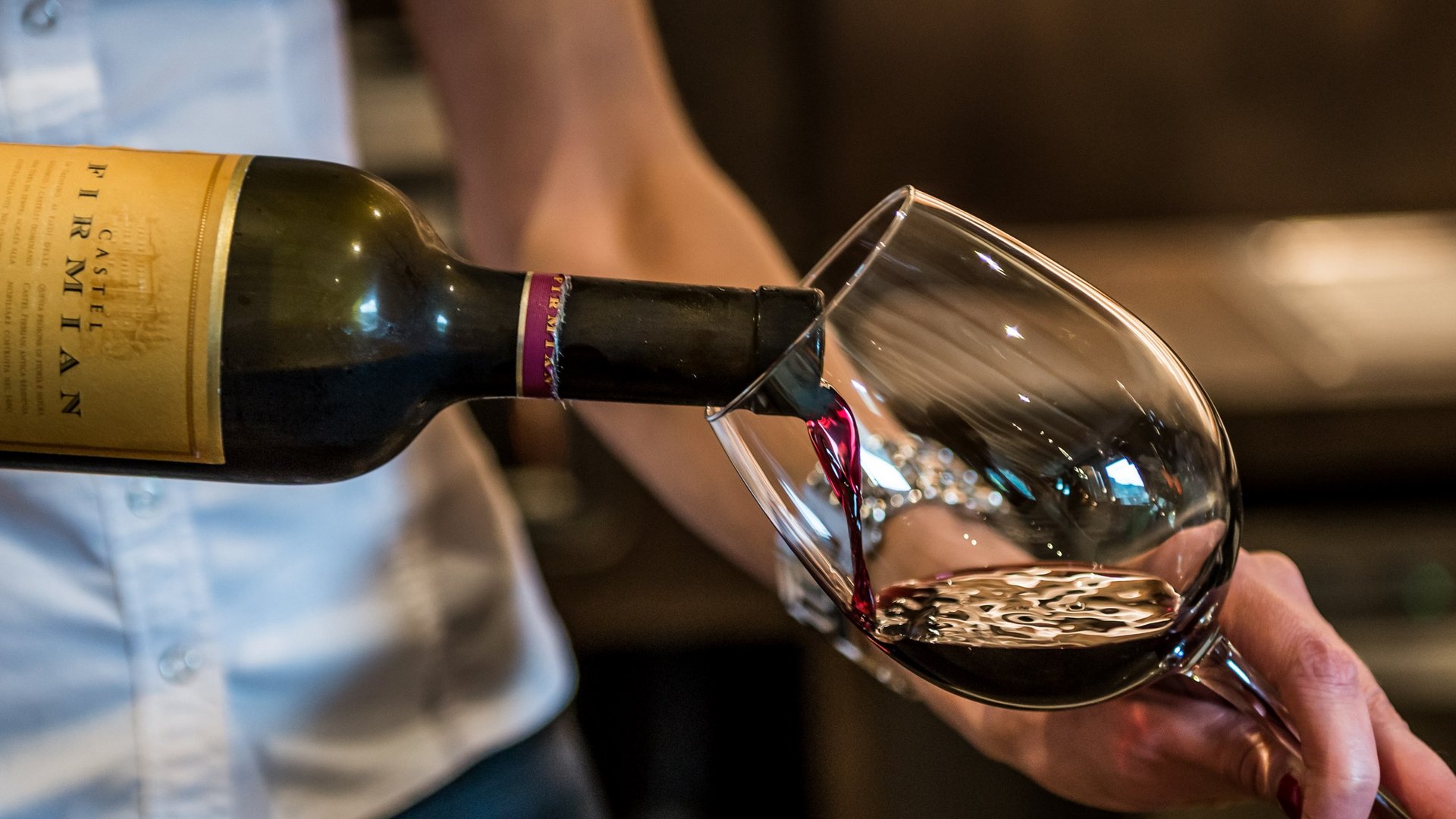 Eines der coolsten Hotels in Gossensass (Südtirol) Rotes Wein wird in ein Glas eingeschenkt