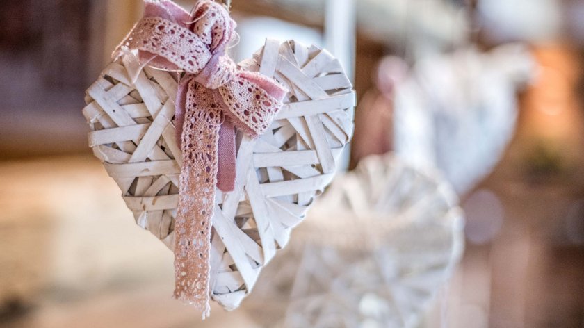 A tutte le mamme Cuore intrecciato bianco con fiocco rosa appeso come decorazione