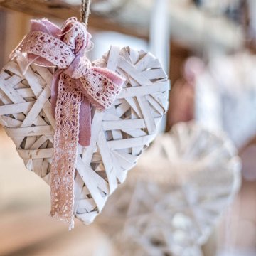 Gudruns Blog: alles über Sterzing, übers Wandern, über Tirol Weißes geflochtenes Herz mit rosa Schleife hängt dekorativ